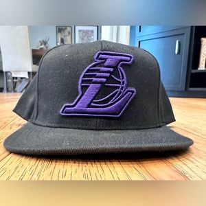 MITCHEL & NESS• LAKERS• SNAPBACK HAT•BLACK & PURPLE•